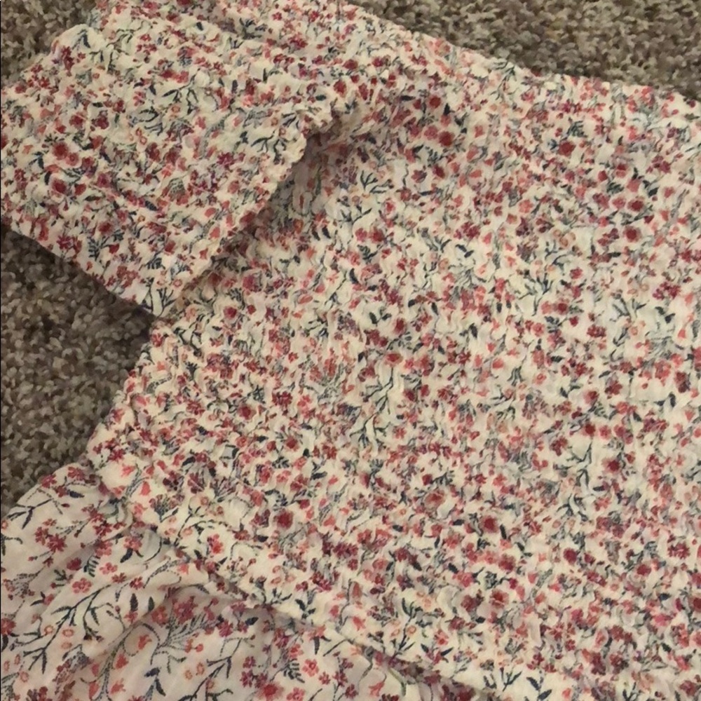 🍾 super cute off the shoulder floral top